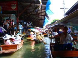 バンコク郊外の人気観光名所、水上マーケット